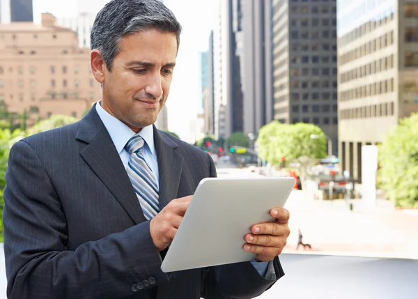 Empresário trabalhando no computador tablet fora do escritório — Fotografia de Stock