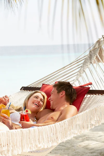 浪漫情侣在海滩吊床放松 — 图库照片