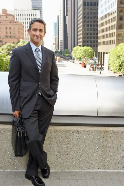 Porträt eines Geschäftsmannes, der vor seinem Büro steht — Stockfoto