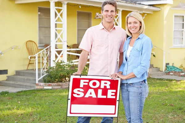 Pareja en espera para la venta signo fuera de casa — Foto de Stock