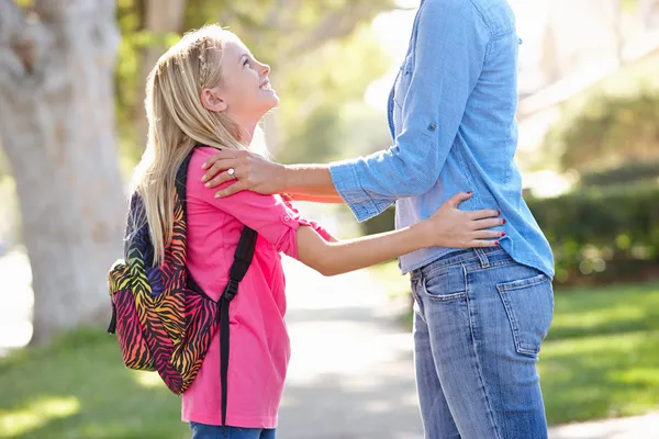 Mor och dotter gå till skolan på suburban street — Stockfoto