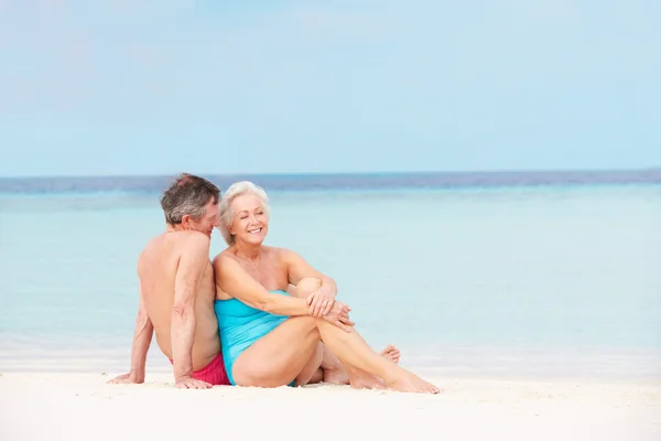 年配のカップルが一緒に美しいビーチでリラックス — ストック写真