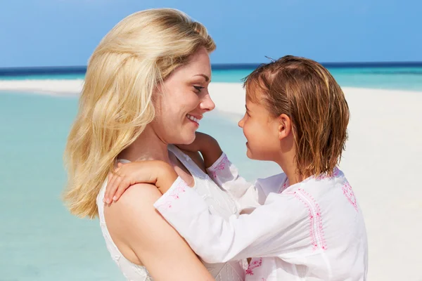 Mère et fille câlins sur belle plage — Photo