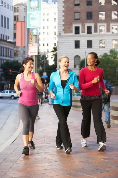 Grupo de mujeres con poder caminando por la calle urbana — Foto de Stock