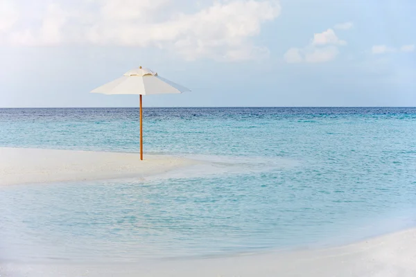 Praia deserta bonita com parasol — Fotografia de Stock