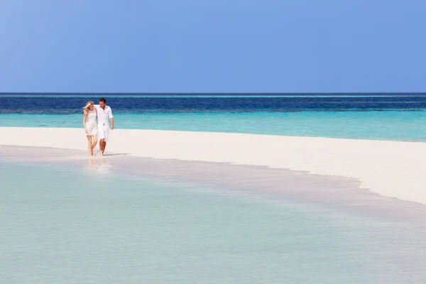 Couple romantique marchant sur une belle plage tropicale — Photo