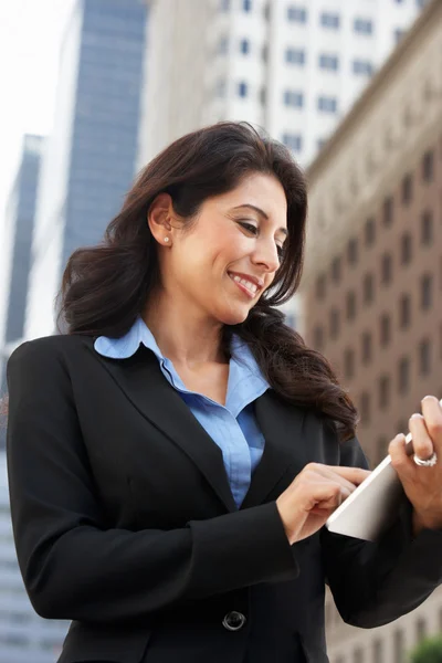 Femme d'affaires travaillant sur tablette Ordinateur extérieur Bureau — Photo