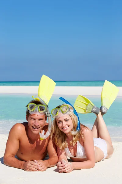 Par med snorkels njuta av strandsemester — Stockfoto