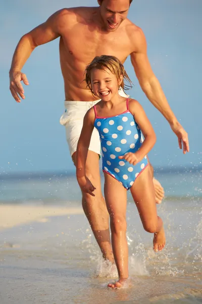 Батько і дочка розважаються в морі на пляжі свято — стокове фото
