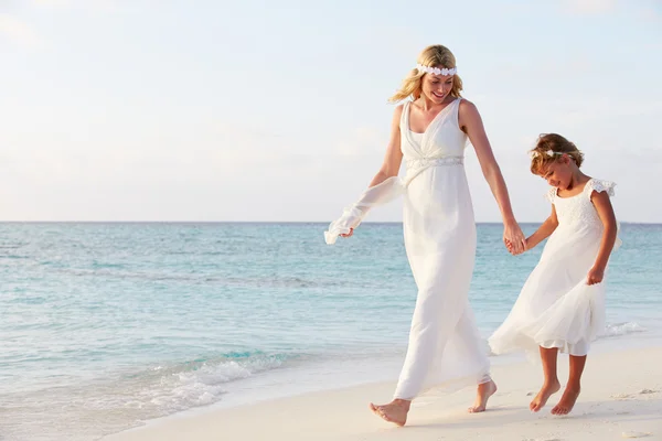 Bride With Bridesmaid At Beautiful Beach Wedding — Stock Photo, Image