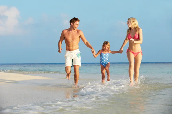 Familjen ha roligt i havet på strandsemester — Stockfoto