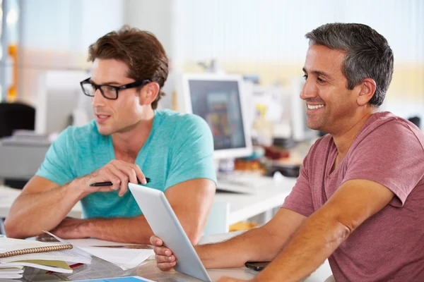 Dos hombres usando Tablet Computer en Creative Office — Foto de Stock