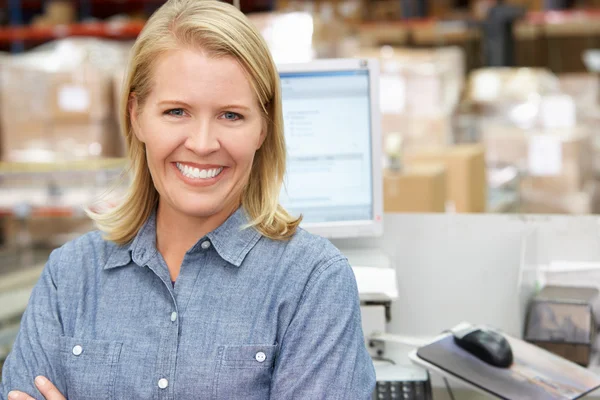 Donna al terminale del computer nel magazzino di distribuzione — Foto Stock