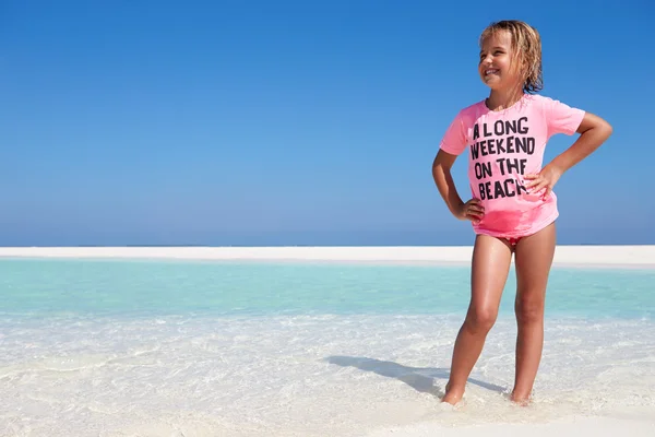 Jong meisje genieten van strandvakantie — Stockfoto