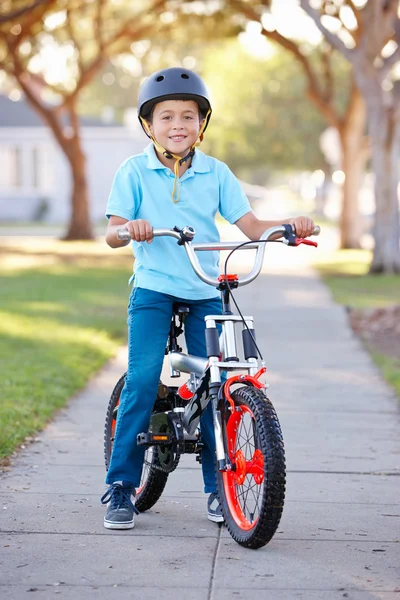 Fiú visel bukósisak, kerékpár lovaglás — Stock Fotó