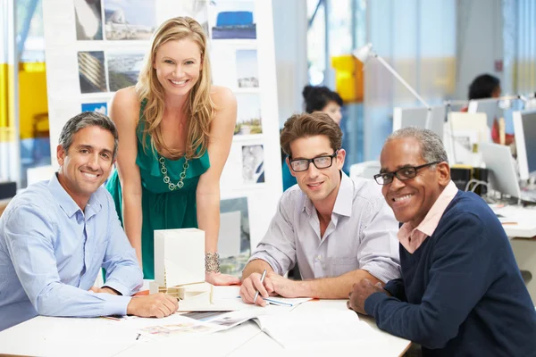 Incontro nello studio di architetti — Foto Stock