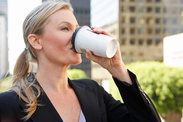 Businesswoman bere caffè da asporto fuori ufficio — Foto Stock