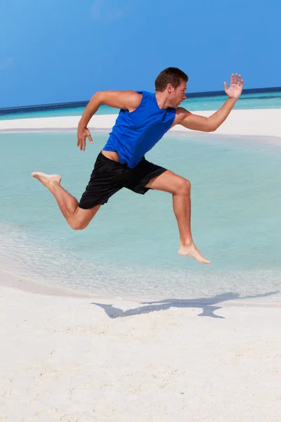 Homem se exercitando na bela praia — Fotografia de Stock