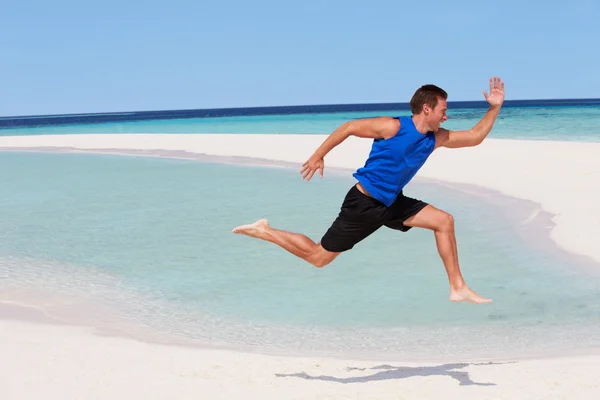 Homem se exercitando na bela praia — Fotografia de Stock