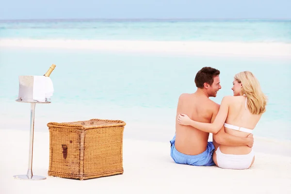 Par på stranden med lyxig champagne picknick — Stockfoto