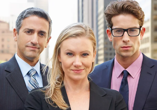 Retrato de tres colegas de negocios fuera de la oficina — Foto de Stock