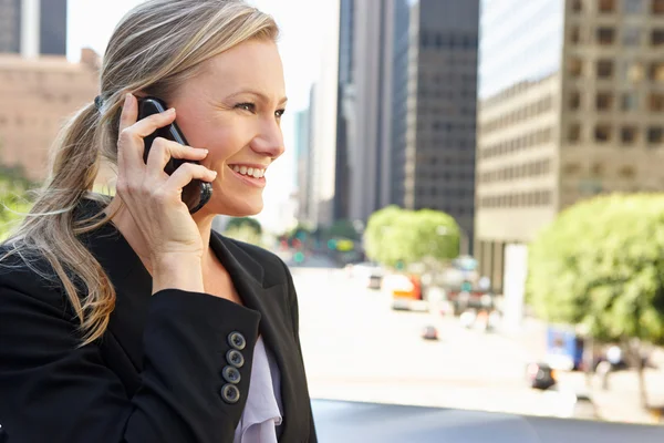 Zakenvrouw buiten kantoor op mobiele telefoon — Stockfoto