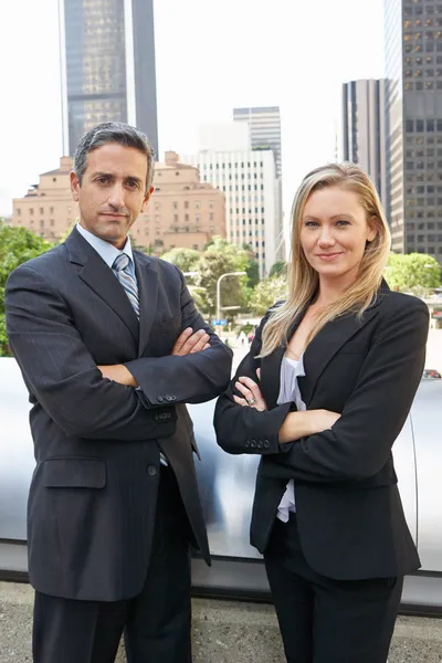 Retrato de dois colegas de negócios fora do escritório — Fotografia de Stock