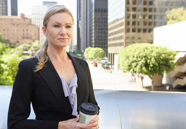 Zakenvrouw afhaalmaaltijden koffie drinken buiten kantoor — Stockfoto