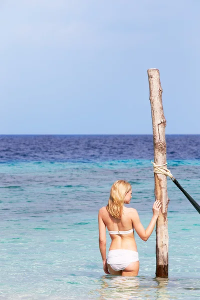 Mulher de biquíni em pé no belo mar tropical — Fotografia de Stock