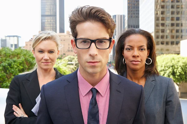 Retrato de tres colegas de negocios fuera de la oficina — Foto de Stock