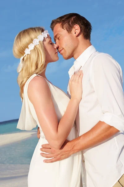 Couple à la belle plage mariage — Photo