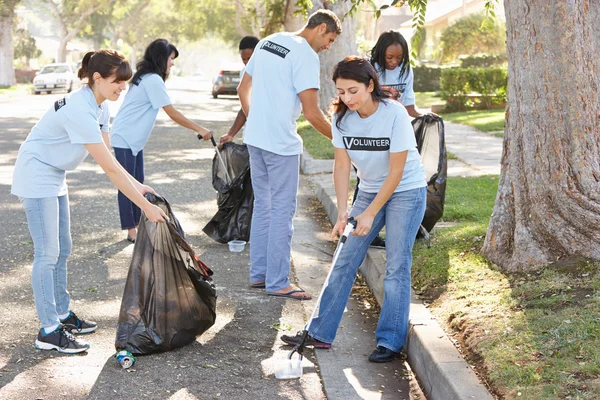 Equipo de Voluntarios recogiendo basura en la calle Suburban —  Fotos de Stock