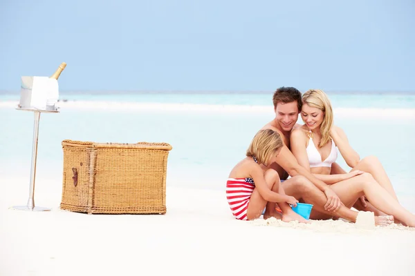 Familie op strand met luxe champagne picknick — Stockfoto