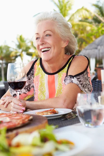 Vezető nő élvezi a szabadtéri étteremben — Stock Fotó
