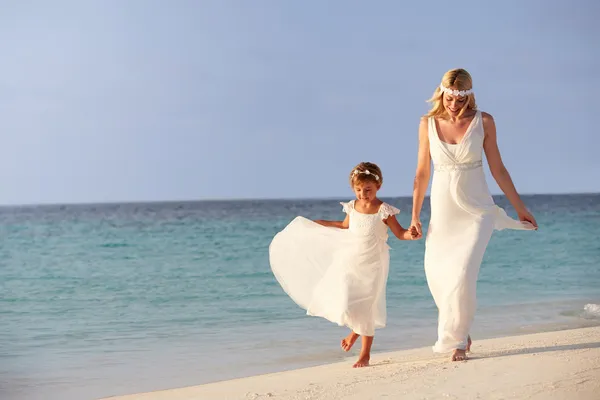 Novia con dama de honor en hermosa playa boda —  Fotos de Stock