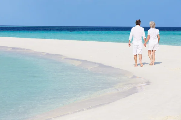 Casal romântico sênior andando na bela praia tropical Imagem De Stock