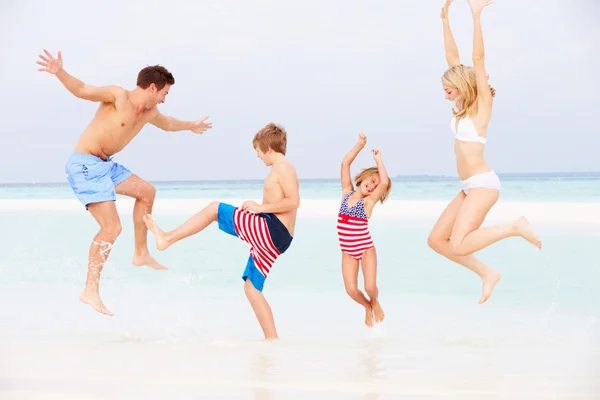 Familia divirtiéndose en el mar en vacaciones de playa —  Fotos de Stock