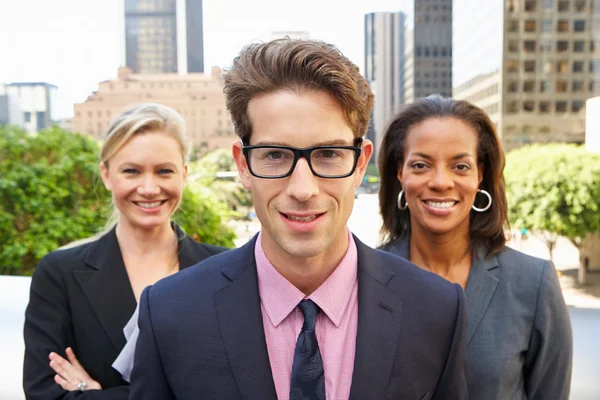 Retrato de tres colegas de negocios fuera de la oficina — Foto de Stock