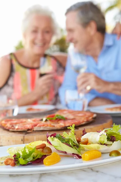 Senior koppel genieten van maaltijd in openlucht restaurant — Stockfoto