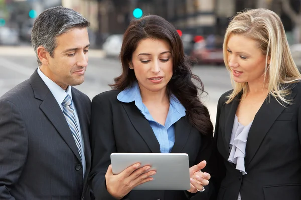 Homme d'affaires et femmes d'affaires utilisant la tablette numérique à l'extérieur — Photo