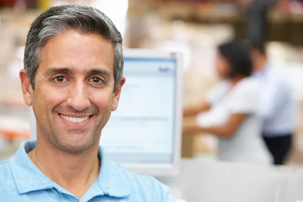 Homme au terminal informatique dans l'entrepôt de distribution — Photo