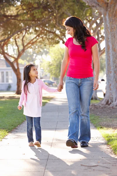 Moeder en dochter wandelen langs een pad — Stockfoto