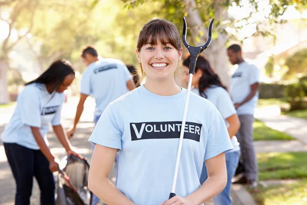 Equipo de Voluntarios recogiendo basura en la calle Suburban —  Fotos de Stock