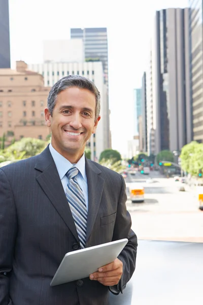 Homme d'affaires travaillant sur tablette ordinateur en dehors du bureau — Photo