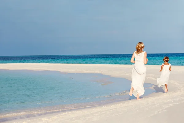 Bruid met bruidsmeisje op strand bruiloft — Stockfoto