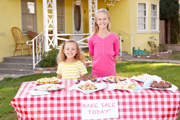 Familie betreibt Benefiz-Backen-Verkauf — Stockfoto