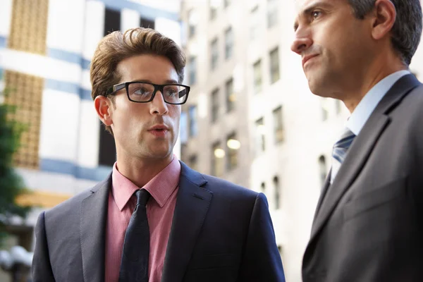 Dos hombres de negocios charlando fuera de la oficina — Foto de Stock