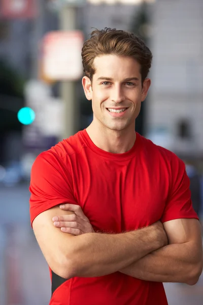 Porträt eines männlichen Läufers auf der Straße — Stockfoto