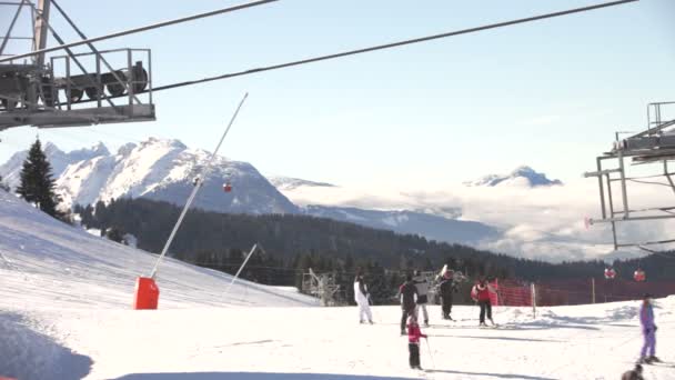 Meşgul ski resort İmkanlar kullanılarak. — Stok video