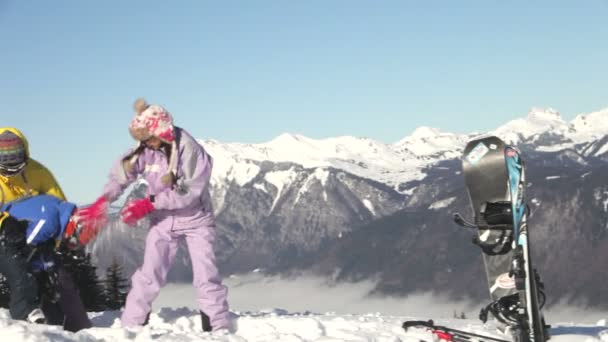 Tres niños divirtiéndose mientras lanzan nieve — Vídeo de stock